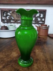 七十年代绿料玻璃花瓶，200元，此花瓶为父母结婚时购买的，原本有一对，后摔破了一只，此只保存完好，看好下单。