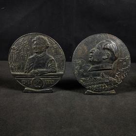 两个毛主席铜座牌，纯铜材质，人物图案清晰，背面有宣传标语，尺寸11厘米。