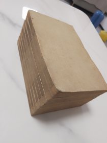 聊斋志异评註十六卷装订八册全完整不缺好品几无瑕疵 原书主很爱惜每本都重新加装厚皮纸做封底面 内页完好无损 偶有朱笔圈评 有几页图染了色 第二本和第四本受潮有轻微水渍霉斑