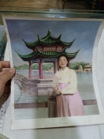 60-70年代照相馆美女大照片一张