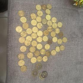 一堆5角硬币 还有4个铜钱  一共60枚 具体看图