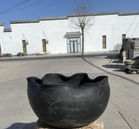 黑陶制鱼缸，荷叶边，尺寸：直径53高29cm
