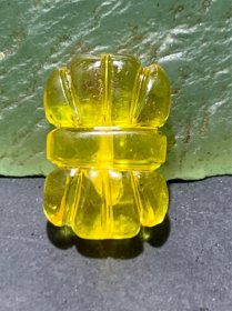 精美天然乌克兰原矿蜜蜡雕刻领结背云（板珠，吊坠)一个，