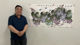 【带合影，保真交流，四尺整张】戴继光老师写意葡萄，四尺整张，戴继光，1963年生，河北宣化人。河北艺专毕业后，先后做舞台美术工作和宣化区文化馆工作擅长大型焦墨山水画创作。曾任宣化区美协主席，现为河北省美术家协会会员，国家一级美术师，宣化区美协主席，文博类研究馆员。
