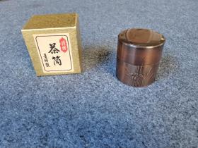 铜制 茶仓。上世纪八十年代物品，日本制。未用过，保存完好，带原盒。
做工精致，密封性极好。尺寸高8公分，直径7.6公分。