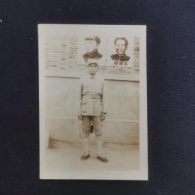 老照片专辑045：四十年代解放军照一张，背后有朱毛相，看服装和背景应为抗战或内战时期，尺寸3.8*5.5