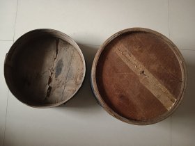 民国老帽盒 直径34.5高33.5 盒身两处小残洞图三四 ，图九老粘纸不是残