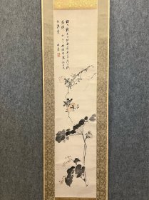 古筆事事如意图，【浦上春琴】1779-1846，江戶時期大畫家浦上玉堂之長子，又名選，通姓紀，字伯舉，別號較多，常用春琴居士。寬正六年 (1794) ，日本推行寬政異學的禁令，浦上玉堂因為研究陽明學說的關係，恐怕有危險，於是脫離藩主，帶著春琴與秋琴兩子遍遊各地名勝、寫生、並研究以及臨摹古畫蹟等。後定居京都，與賴山陽等文化人交往密切