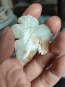 老玉雕金枝玉叶，雕工精美，寓意吉祥。孔有微残，但不影响使用和收藏。尺寸如图所示，约长4.5厘米，宽4厘米。适合包金或银装饰佩戴，也可作为收藏佳品。轻微使用痕迹，品相如图，看好再拍，感兴趣的朋友欢迎私聊