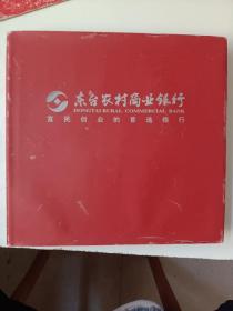 2011年中国邮票年册豪华版（公司订制年册）里面有面值10元熊猫999银币一枚，如图