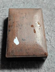 老砚台，四直角，雕刻缠枝纹，池子过度线条做工 很惊艳，带木盖，尺寸13.4*8.7*2.5