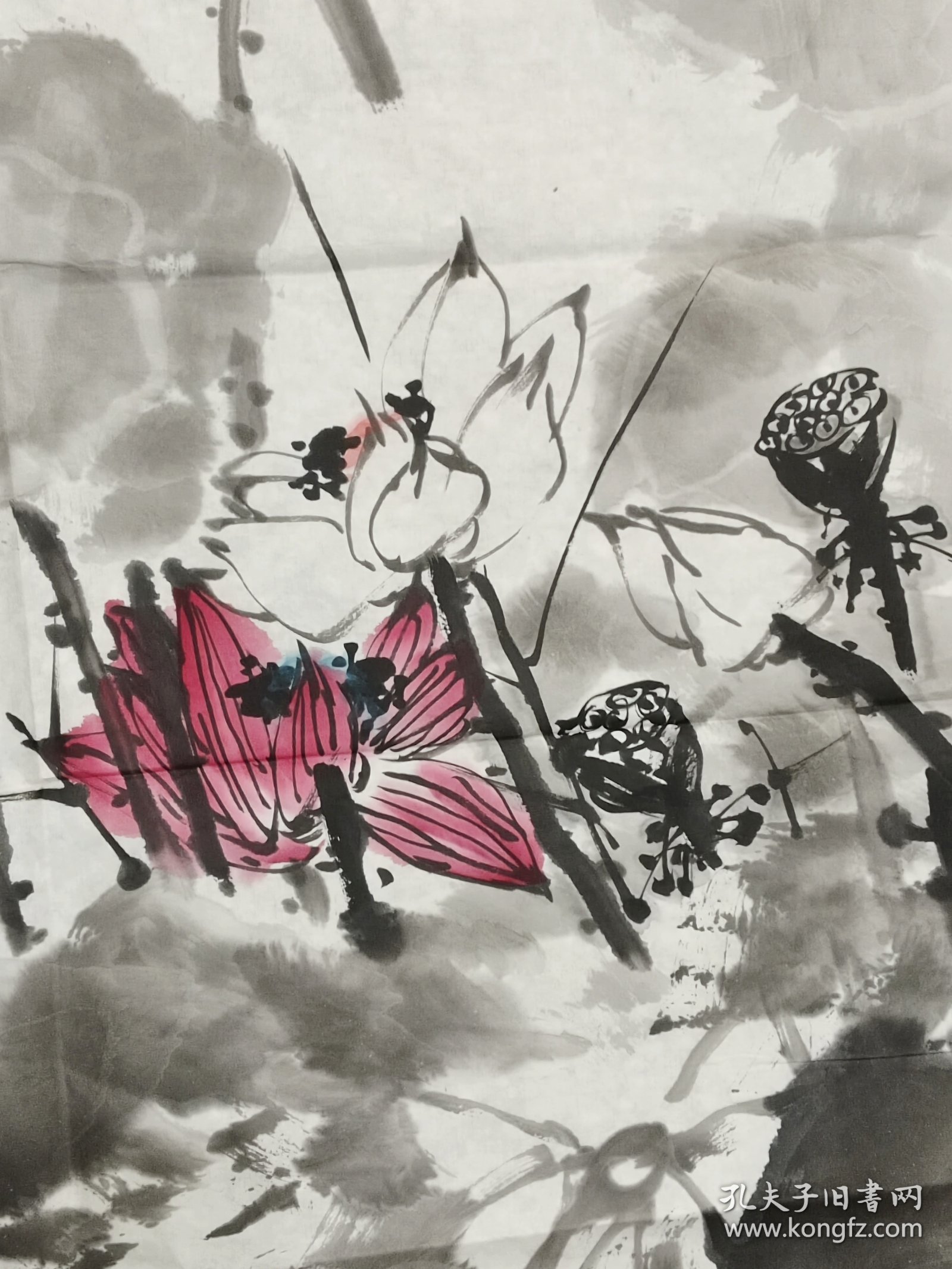 当代著名画家崔如琢《荷花》四尺整纸软片(早期精品)，1944年生于北京，美籍华人，著名书画家、鉴赏家。5岁习传统文化，曾拜师秦仲文、李苦禅等。其作品《荷风盛世》等知名，在山水、花鸟等方面成就突出。2016年向故宫捐赠1亿元。2022年以6.1亿元总成交额连续8年蝉联胡润中国艺术榜榜首。