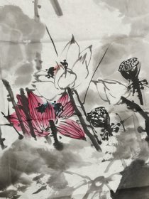 当代著名画家崔如琢《荷花》四尺整纸软片(早期精品)，1944年生于北京，美籍华人，著名书画家、鉴赏家。5岁习传统文化，曾拜师秦仲文、李苦禅等。其作品《荷风盛世》等知名，在山水、花鸟等方面成就突出。2016年向故宫捐赠1亿元。2022年以6.1亿元总成交额连续8年蝉联胡润中国艺术榜榜首。