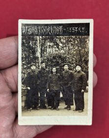 1955年元旦中共徽州盐业公司党支部合影，建国初期徽州盐商与徽商江淮盐利历史影像资料。值得一提的是，在清代，徽州盐商基本把持了全国的盐业运输和买卖，控制了全国财政的半数以上！徽州盐商近代造就了扬州城的繁华，一夜堆盐造白塔，徽菜接驾乾隆帝！