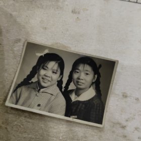 俩女大学生合影照（华中工学院校徽）长辫子