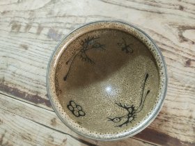 手绘图案老陶器,古茶盏,口沿包铜,绘制图案很有意思,有汉代壁画风韵。 尺寸:高 7厘米,口沿直径 12厘米。完整无损品。 底款:草山。 2367