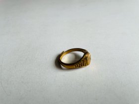 应该是早期的铜制镂空戒指、图案精美、全新黄亮、非常漂亮、未使用过