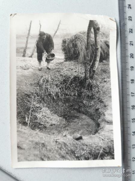 1958年前后，安徽农村缠足妇女在蓄水窖中积肥纪实原版老照片。