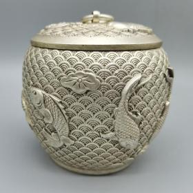 白铜鎏银年年有余茶叶罐，器型厚重，形制端正；通体光素，色泽雅致