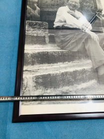 伟人 小一开宣传画一套六张！老画后装裱！分别是:在江西、在灵峰山、在北京、在庐山、在庐山、鉴赏中国古代书画！（惜鉴赏书画有开裂被粘贴了胶带 见最后一图）超大小一开尺寸（97*80公分单幅）！六幅排开是将近5米！悬挂摆放十分气魄！展馆收藏精品 ！收藏精品！稀有老物件！