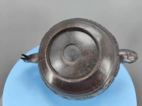 清代椰子壳雕花包银茶壶