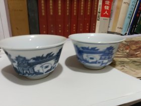 景德镇五六七十年代印花亭台楼阁山水杯。两个，青花颜色不一样，都是老的。标的是一对的价格。