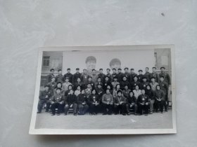 1969年全处同志合影留念于北京一机部机械科学研究院（大幅毛主席与*副主席合影前留影，人人手持红宝书，时代特色强）