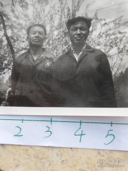 60年代两帅哥佩戴毛主席像章合影照片(昆明纺织厂张翠凤相册)