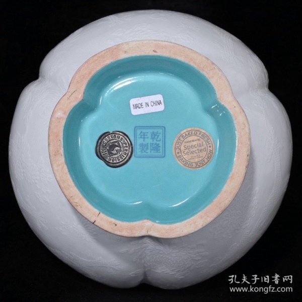 大清乾隆白瓷暗刻龙纹矾红描金雕刻五桃回流瓶h（38×19cm）