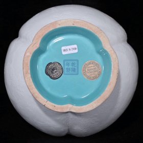 大清乾隆白瓷暗刻龙纹矾红描金雕刻五桃回流瓶h（38×19cm）