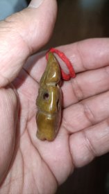 红山文化黄玉太阳神把件，挂件，玉质温润细腻，带天然沁色，造型独特，手工打磨痕迹清晰
