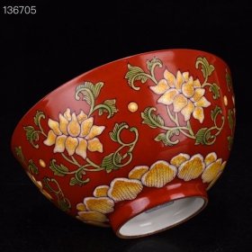 清康熙红底珐琅彩花卉纹碗