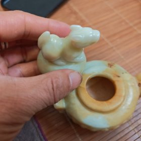 和田玉三足玉炉一只重286克放漏出玉质非常油润细腻刀划不动