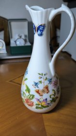 英国著名瓷器AYNSLEY 安姿丽骨瓷瓶。造型独特精致。无磕碰。 瓶高18厘米