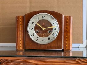 怀旧古董老物件七十年代老上海三五牌555牌1971年15天三五座钟老钟表机械上弦表老式台钟，早期70年代上海三五牌555牌老座钟老钟表机械上弦表，原装纯黄铜机芯，黄色时针，原装保存完整全品，走时功能正常报时准确，已清洗保养，尺寸长31cm高22cm厚12cm，完整无缺原装原件，经典情怀老国货民俗老物件，实物拍摄，保真保老，值得收藏摆设复古陈列道具使用，喜欢的随时联系，安全包邮！