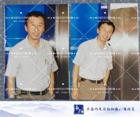 冯小宁老照片12张合售，均是早期杂志社原版5寸老相片，实物拍摄有现货独一份，可以直接下单。 抽屉5-1-064 外文名：Feng Xiaoning 北京电影学院 导演、编剧、摄影师、剪辑师 代表作品 大气层消失、甲午大海战、红河谷、举起手来、黄河绝恋 主要成就 中国电影华表奖最佳导演奖 中国电影金鸡奖导演特别奖 中国电视剧飞天奖最佳导演奖