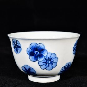 大清雍正年制松柴烧青花皮球花绣球花纹酒杯茶杯 高5.4径8.4厘米1