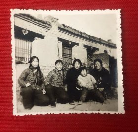 1972年春节穿花衣裳、戴围巾的长辫子美女一家五口在老屋前留影老照片