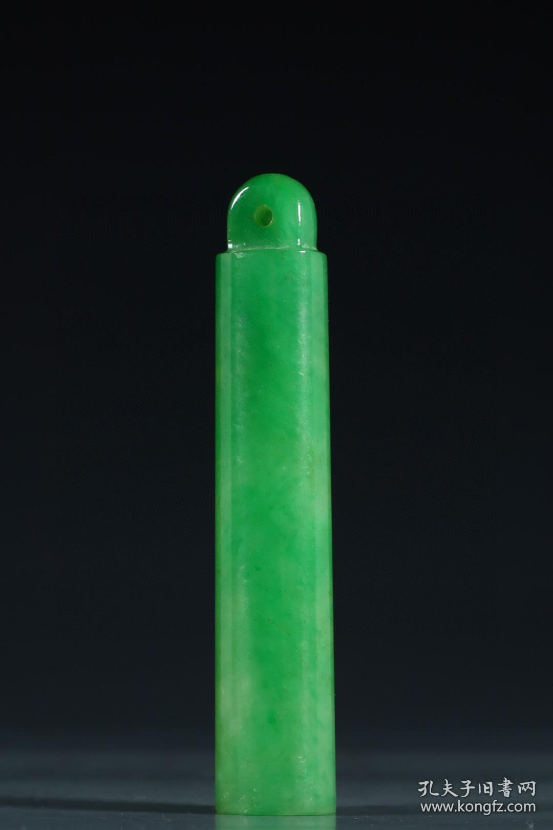 清代，翡翠素面翎管规格：长7.4cm直径1.4cm重23g此件翎管，翡翠为材，切磨规整，质地莹润，青翠欲滴。翎管圆柱体，一端中空，顶端一孔，孔型规整。翎管用料上乘，做工精细，且保存完好，值得藏家珍爱收藏。