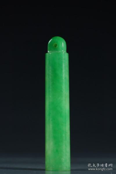 清代，翡翠素面翎管规格：长7.4cm直径1.4cm重23g此件翎管，翡翠为材，切磨规整，质地莹润，青翠欲滴。翎管圆柱体，一端中空，顶端一孔，孔型规整。翎管用料上乘，做工精细，且保存完好，值得藏家珍爱收藏。
