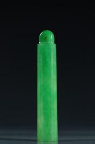 清代，翡翠素面翎管规格：长7.4cm直径1.4cm重23g此件翎管，翡翠为材，切磨规整，质地莹润，青翠欲滴。翎管圆柱体，一端中空，顶端一孔，孔型规整。翎管用料上乘，做工精细，且保存完好，值得藏家珍爱收藏。