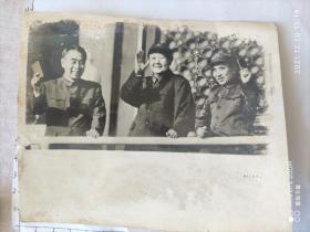 60年代毛主席、周总理和林彪同志在天安门城楼接见红卫兵合影照(北京东方照相)品不好