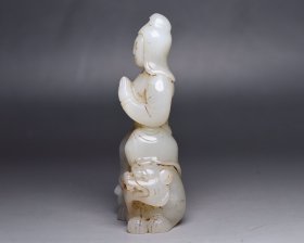 和田玉观音 规格: 9.5×4.5×3.0厘米 重 135克。 玉质温润细腻，沁色自然，刀功老道，皮壳包浆一流，雕刻生动，线条流畅，品相完美！