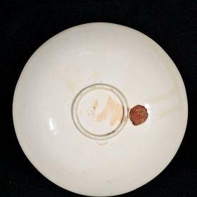 大宋定窑白釉刻莲瓣纹釉里红双鱼纹尚食局款斗笠碗 高4.4径21.5厘米2