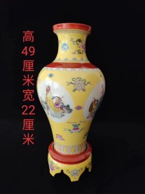 雍正黄底粉彩人物转心瓶