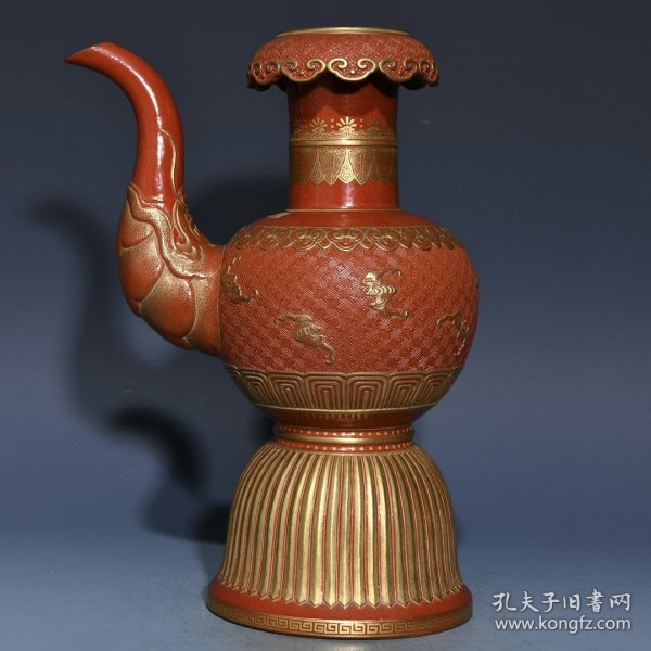 清乾隆漆红雕刻鎏金贲巴壶，高27.5cm直径17.5cm