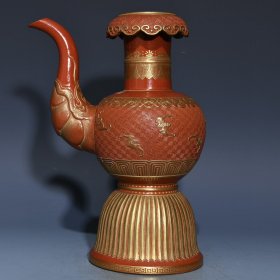 清乾隆漆红雕刻鎏金贲巴壶，高27.5cm直径17.5cm