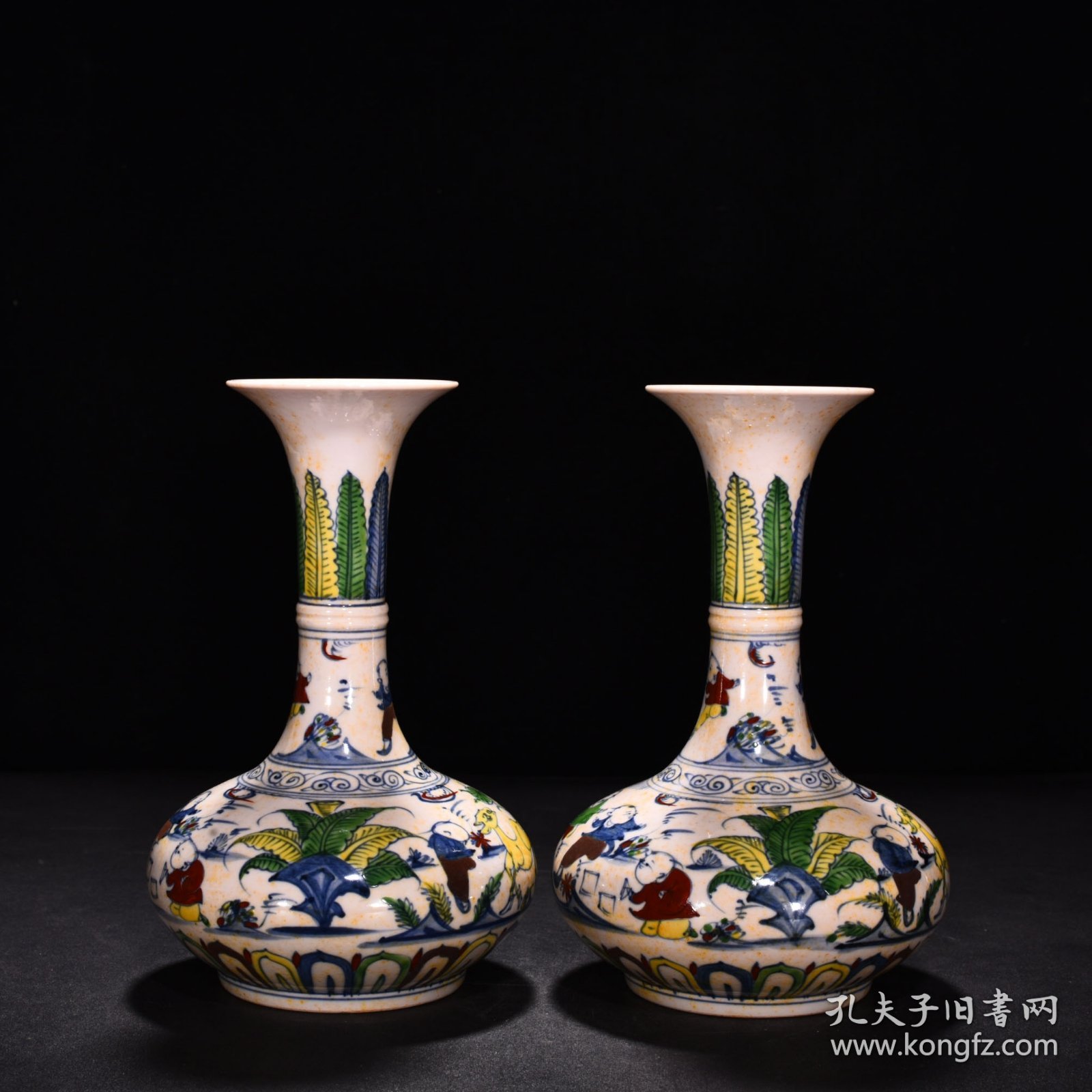 旧藏 明成化红胎斗彩姹紫婴戏纹赏瓶（万贵妃款） 高21厘米 宽12.5厘米