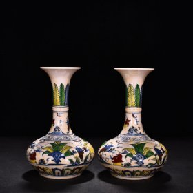 旧藏 明成化红胎斗彩姹紫婴戏纹赏瓶（万贵妃款） 高21厘米 宽12.5厘米