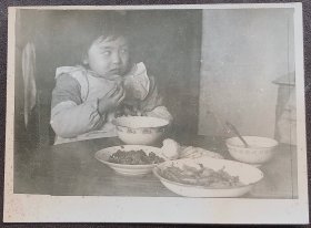 老照片，七十年代，饭桌上的小女孩